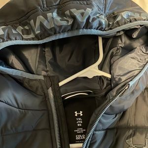 Under amour black winter coat. Warm sporty coat.